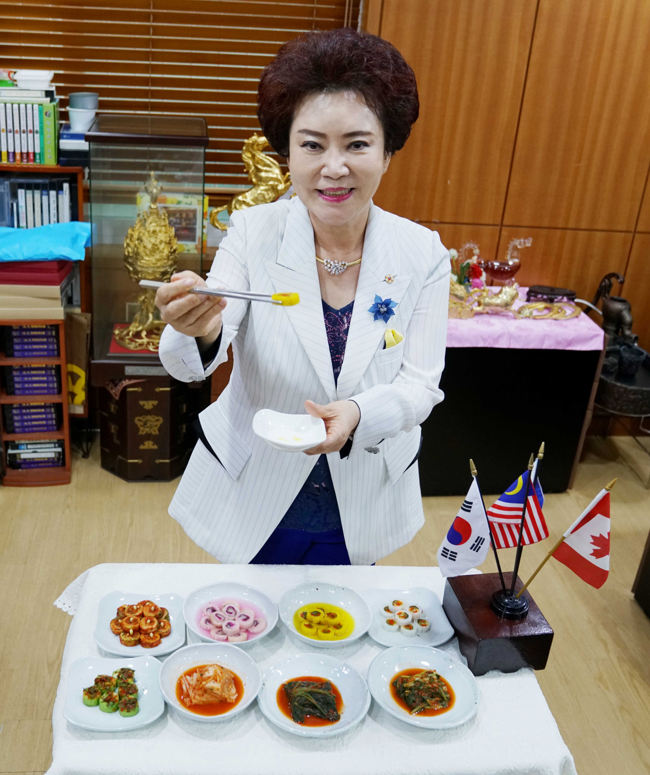 지난달 24일 경기도 부천시 한성식품 본사에서 만난 김순자 대표가 한성식품의 다양한 특허김치를 소개하고 있다. [제공=한성식품]