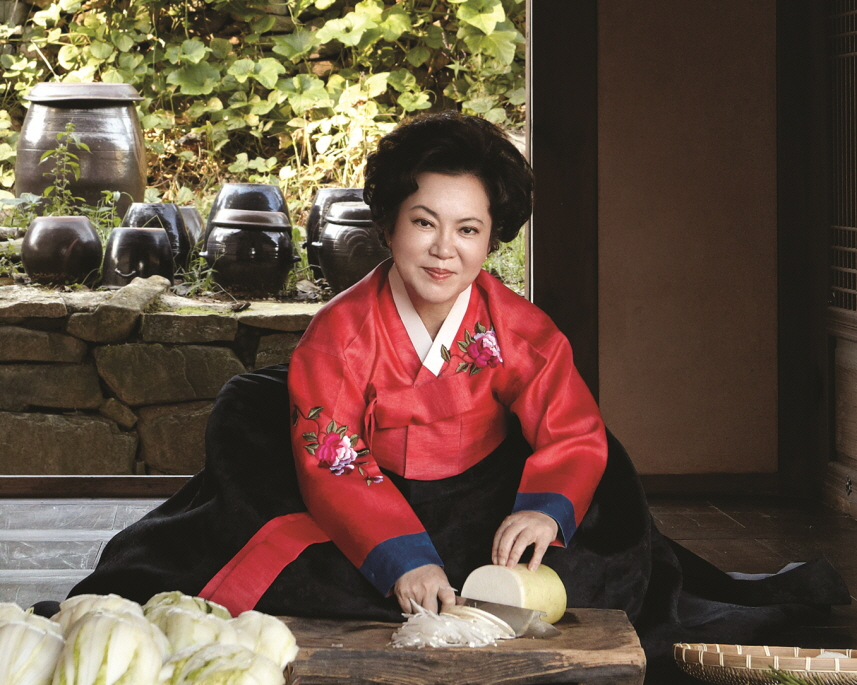 김치 재료를 다듬는 김순자 한성식품 대표 [제공=한성식품]