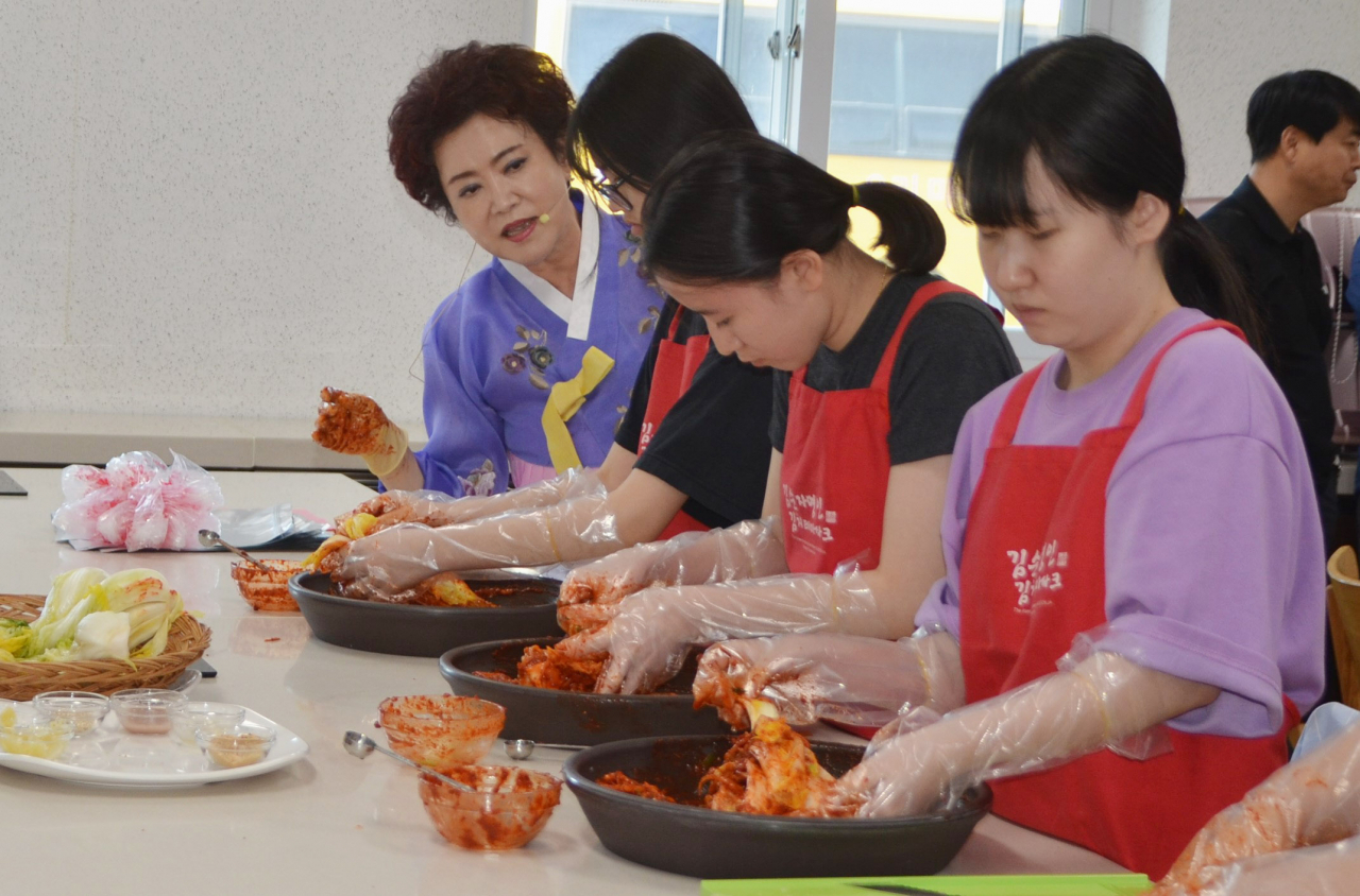김순자 한성식품 대표가 강원도 정선 '김순자명인 김치테마파크'에서 함백중학교 학생들을 지도하고 있다. [제공=한성식품]