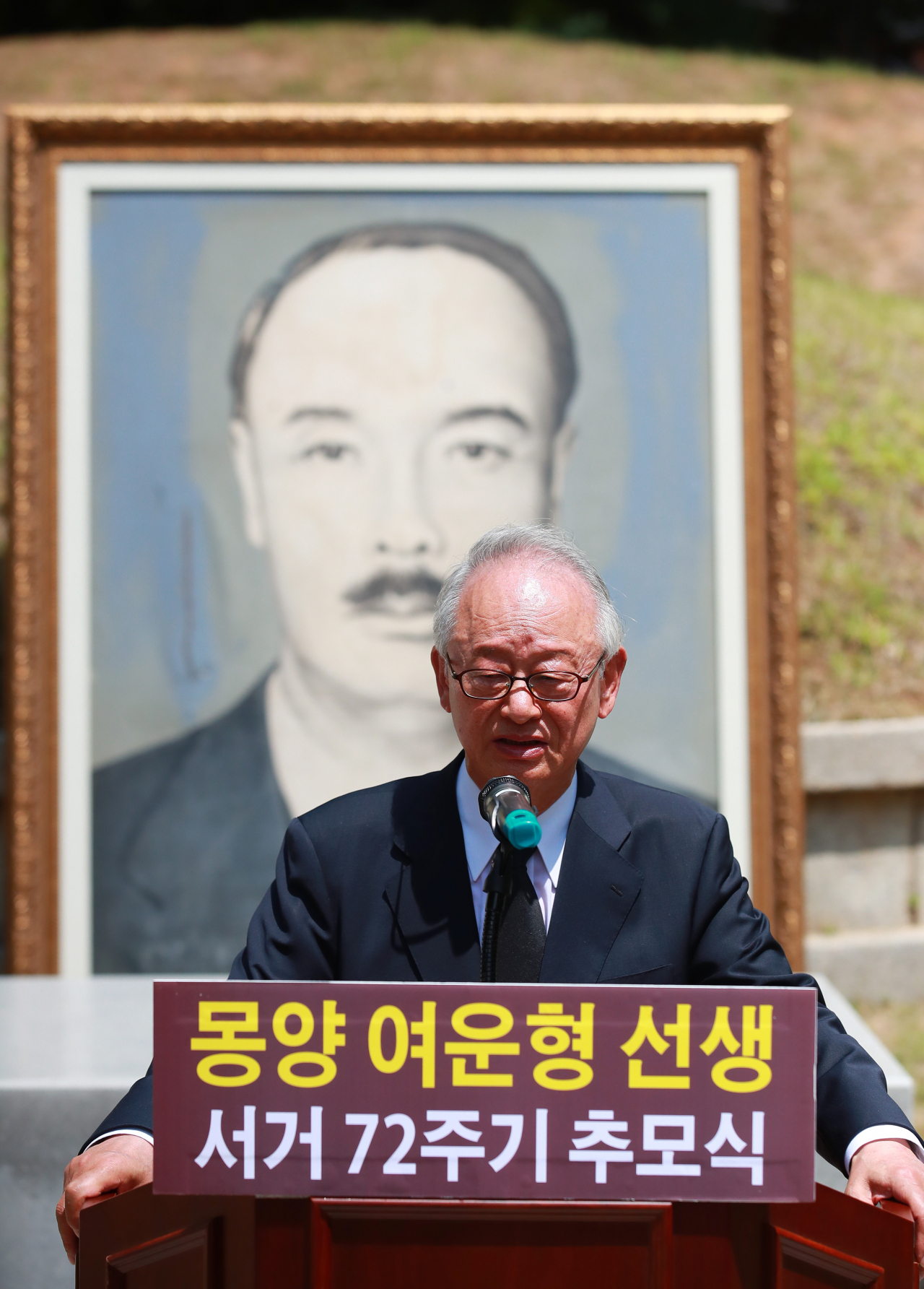 몽양 여운형 선생 기념사업회 이부영 이사장이 지난달 19일 서울 강북구 우이동 선생의 묘소에서 열린 서거 72주기 추모식에서 애국가 작곡가인 안익태 선생의 친일 논란과 관련해 이날 행사 때 애국가를 부르지 않은 이유에 대해 설명하고 있다. [연합]
