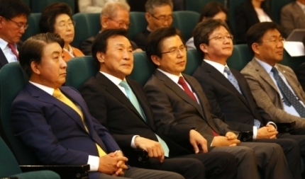 이동관 전 수석(왼쪽부터), 손학규 바른미래당 대표, 황교안 자유한국당 대표, 유승민 바른미래 전 대표가 지난 6월10일 국회에서 열린 북콘서트에 참석한 모습. [연합]