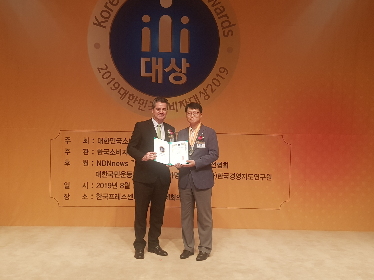 한화큐셀이 지난 7일 대한민국 프레스센터에서 진행된 ‘2019 대한민국 소비자대상’ 에서 ‘글로벌 베스트 컴퍼니’ 부문 수상기업으로 선정됐다. [한화큐셀 제공]