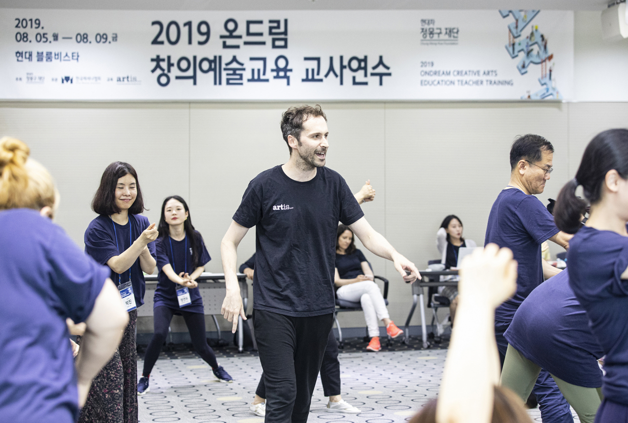 영국 배우 출신 강사가 ‘온드림 창의예술교육 교사연수’에서 한국 선생님들에게 몸을 통한 텍스트의 표현법을 교육하고 있다. [현대차 정몽구 재단 제공]