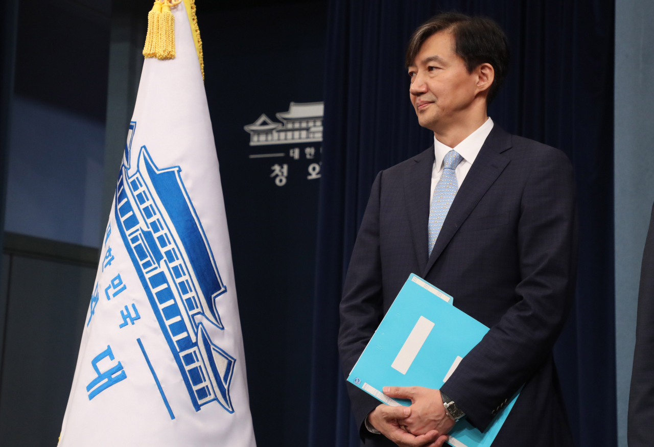 지난 7월 26일 오후 청와대 춘추관에서 조국 전 민정수석이 노영민 비서실장의 신임 수석 인선안 발표를 듣고 있다. [연합]