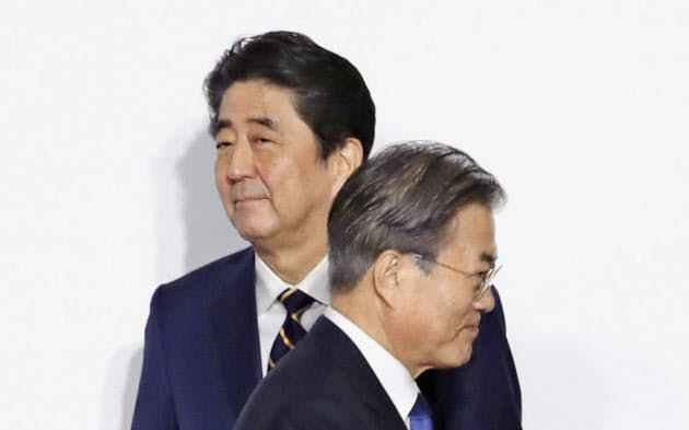 미국은 한국과 일본 간 갈등이 격화되고 있는 가운데 대화 촉진 등 관여 입장을 밝히면서 한일 양국의 창의적 해법 마련을 촉구했다. 문재인 대통령이 일본 오사카에서 열린 주요 20개국(G20) 정상회의 때 아베 신조 총리와 짧은 악수를 나눈 뒤 스쳐 지나가고 있다. [연합]