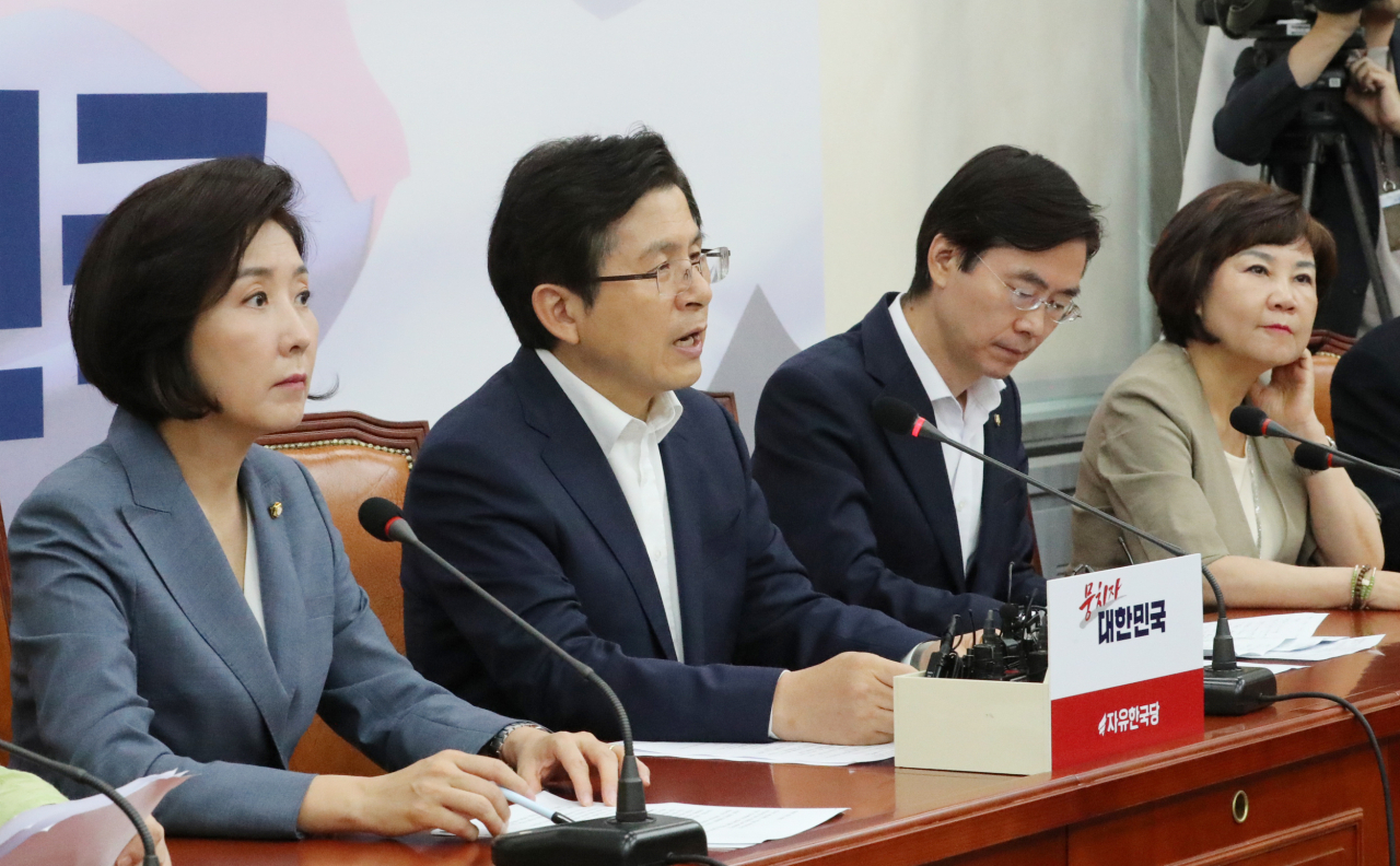 황교안 자유한국당 대표가 8일 국회에서 열린 최고위원회의에서 발언하고 있다. [연합]
