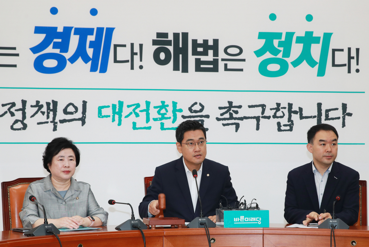 오신환 바른미래당 원내대표가 8일 오전 서울 여의도 국회에서 열린 원내정책회의에서 의사봉을 두드리고 있다. [연합]