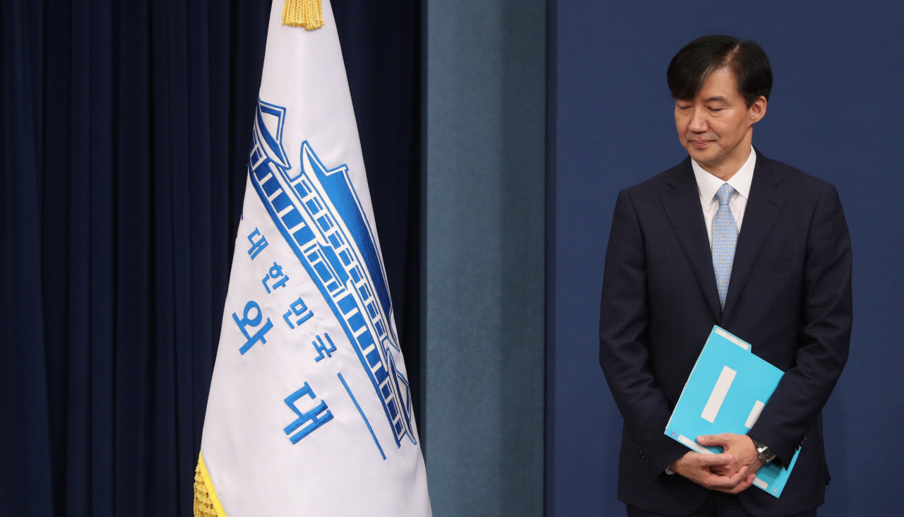 26일 오후 춘추관에서 조국 전 민정수석이 노영민 비서실장의 신임 수석 인선안 발표를 듣고 있다. [연합]