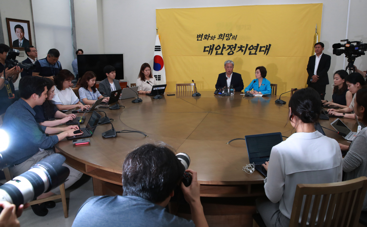 민주평화당 유성엽 원내대표가 8일 오전 서울 여의도 국회에서 민주평화당 내 비당권파 모임인 ‘변화와 희망의 대안정치 연대’ 회의를 마치고 발언하고 있다. 민주평화당 비당권파인 이들은 이날 집단 탈당 의사를 밝히고 오는 12일 탈당 기자회견을 하기로 했다. [연합]