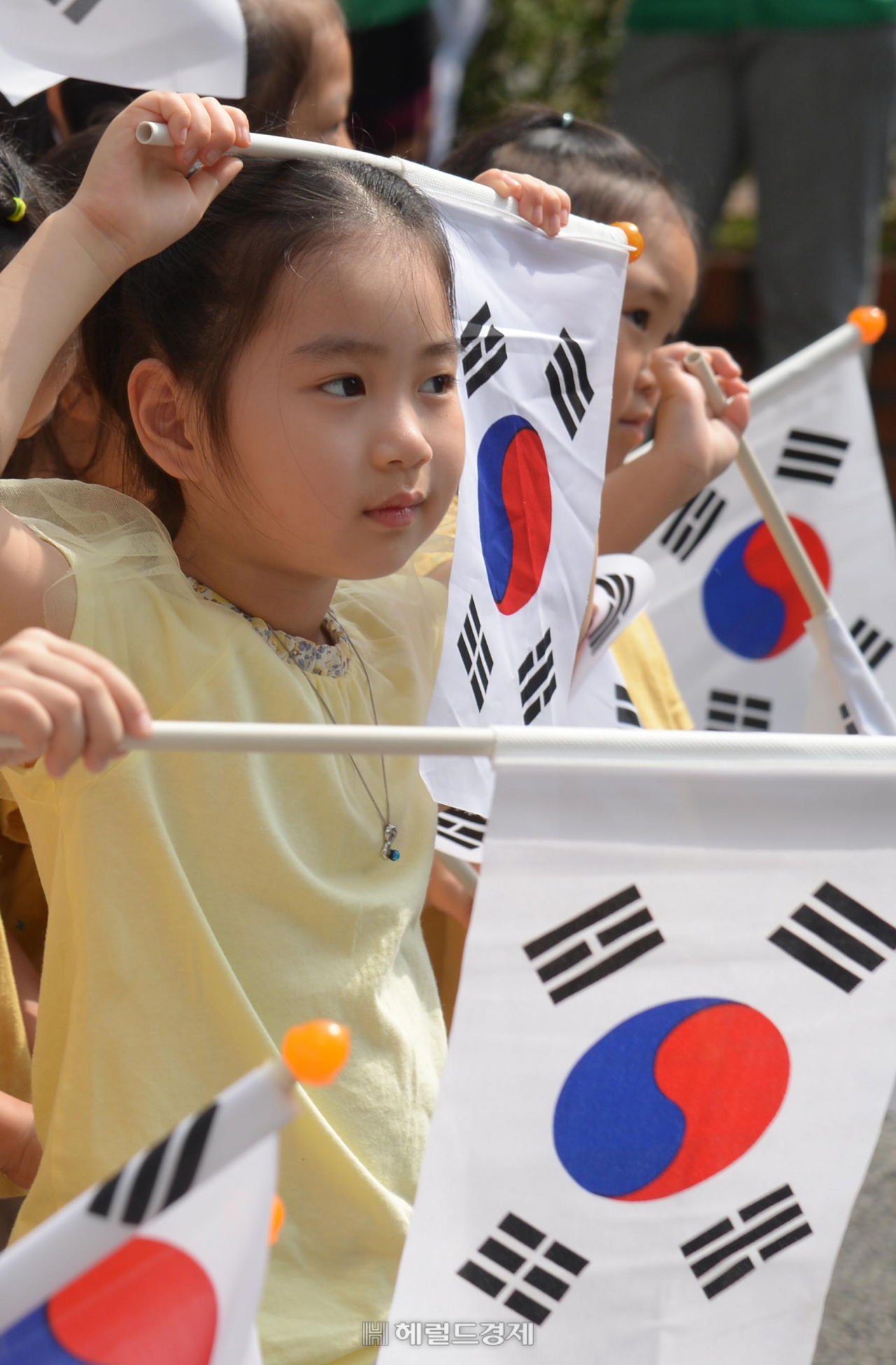 [헤럴드경제=박해묵 기자] 8일 오전 서울 성동구의 한 아파트 277세대가 제74주년 광복절을 맞아 '태극기 달기 시범 아파트'로 운영된다. 이 날 아파트 주민들과 어린이집 원아들이 함께 태극기를 흔들며 만세를 외치고 있다.