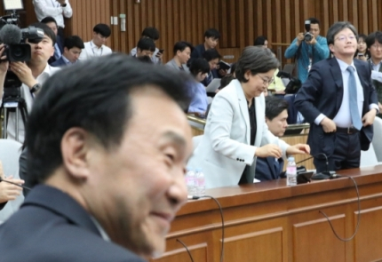 손학규 대표(아래)와 유승민 의원이 지난5월8일 국회에서 열린 바른미래당 의원총회에서 웃는 표정으로 회의장을 나서고 있다. [연합]