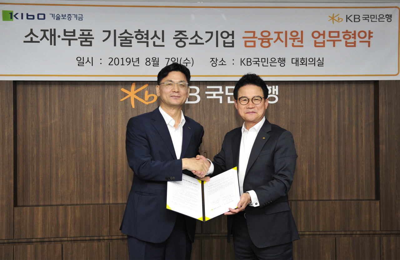 김영춘 기술보증기금 이사(왼쪽)와 신덕순 KB국민은행 중소기업 고객그룹 대표가 지난 7일 여의도 국민은행 본사에서 소재 부품 분야 중소기업 금융지원을 위한 업무협약을 체결하고 있다.