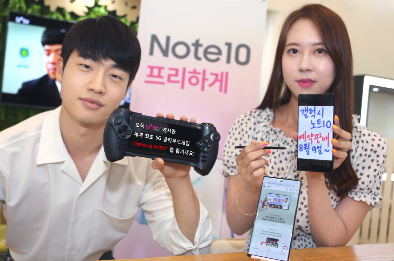 LG유플러스 모델이 오는 9일부터 19일까지 갤럭시노트10 사전예약 진행을 알리고 있다. [LG유플러스 제공]