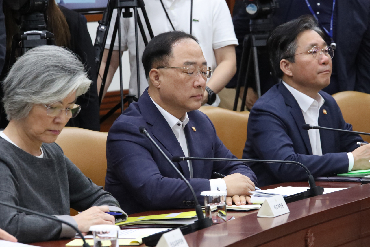 일본의 수출규제에 대한 대응을 총괄하고 있는 홍남기 경제부총리 겸 기획재정부 장관과 강경화 외교부 장관, 성윤모 산업통상자원부 장관이 8일 오전 서울 정부서울청사에서 열린 국정현안점검조정회의에 참석해 이낙연 국무총리의 발언을 심각한 표정으로 경청하고 있다. [연합]