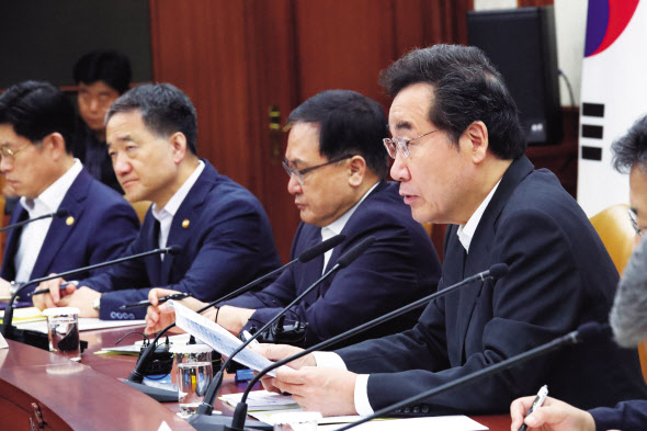 이낙연 국무총리가 8일 오전 정부서울청사에서 열린 국정현안점검조정회의를 주재하며 발언하고 있다. ［연합］