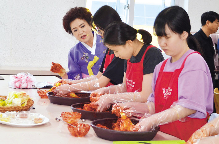 김순자 한성식품 대표가 강원도 정선 ‘김순자명인 김치테마파크’에서 함백중학교 학생들을 지도하고 있다. [한성식품 제공]