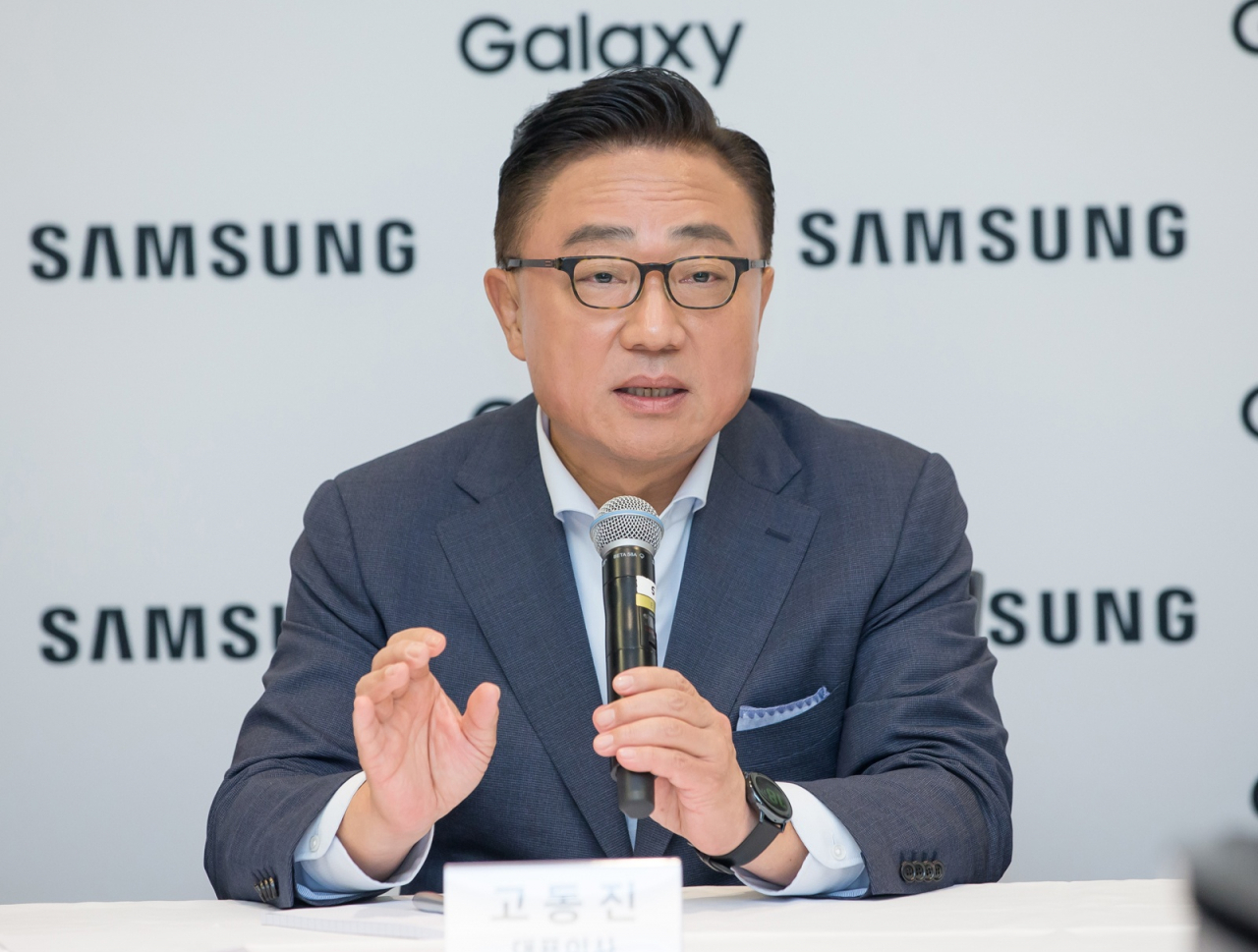 고동진 삼성전자 IT모바일(IM)사업부 사장이 7일(현지시간) 미'갤럭시 노트10 언팩' 행사 이후 인근 메리어트 엣 브루클린 브릿지 호텔에서 가진 기자간담회에서 기자들의 질문에 답변하고 있다. [삼성전자 제공]