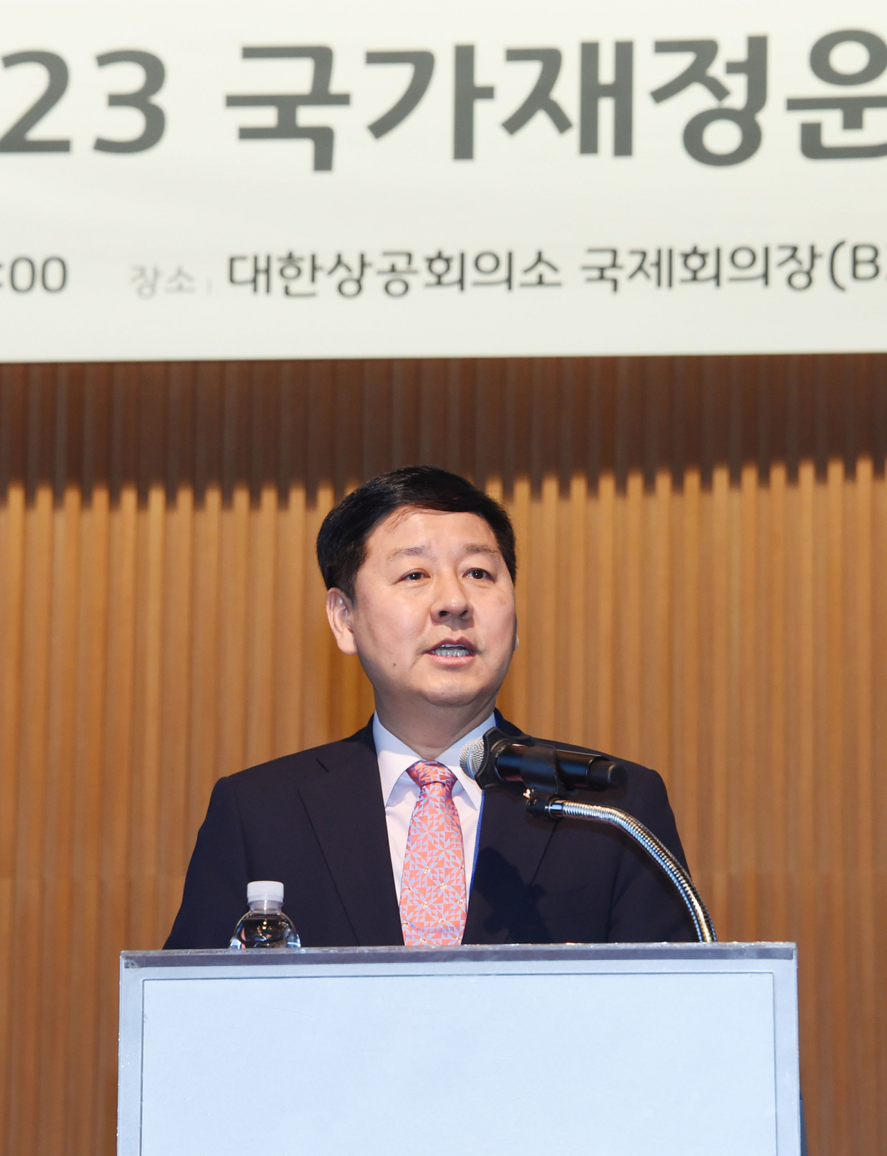 구윤철 기획재정부 차관이 8일 서울 중구 대한상공회의소에서 열린 ‘2019-2023 국가재정운용계획 공개토론회’에 참석, 축사를 하고 있다. ［기획재정부 제공］