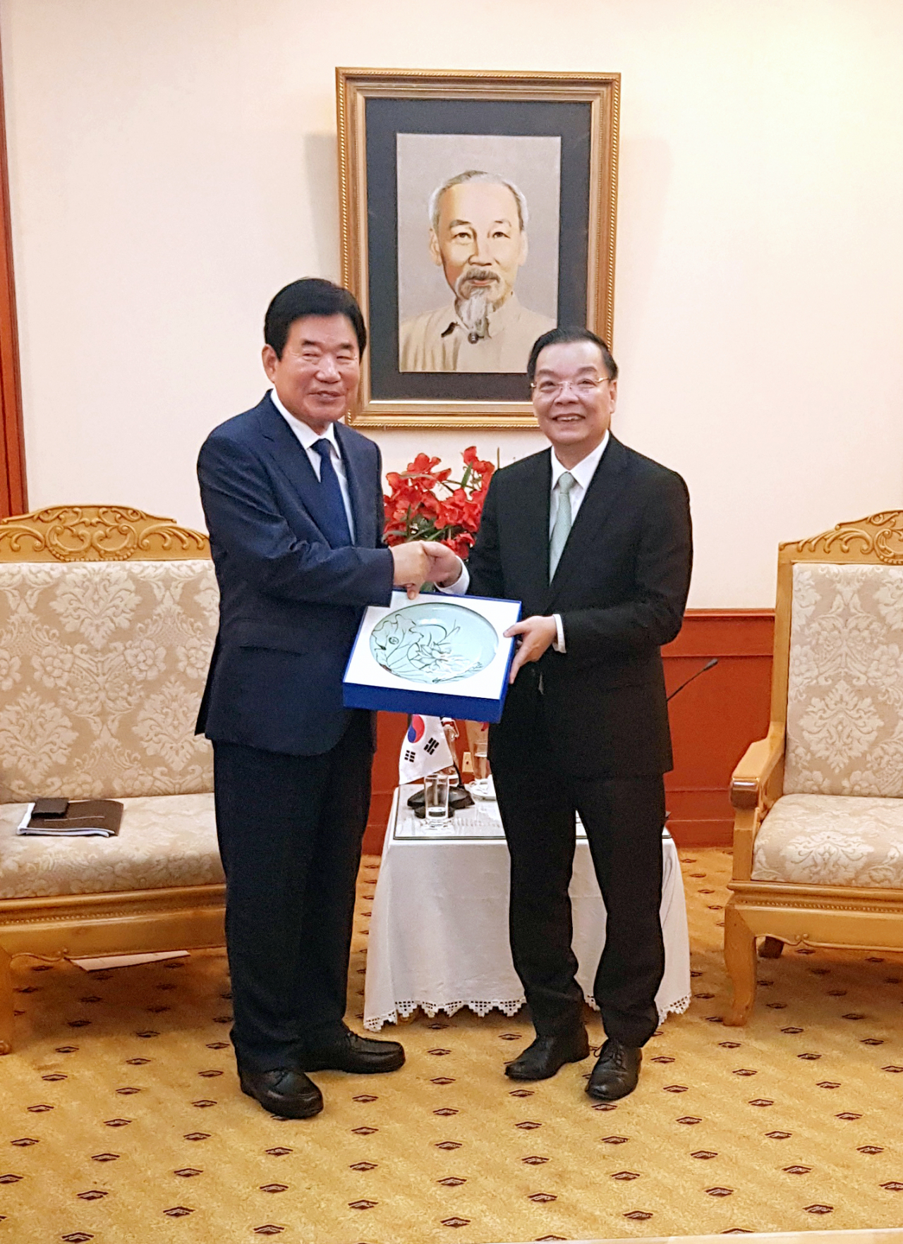 지난 7일 오전(현지시간) 베트남 하노이를 방문한 더불어민주당 김진표 의원이 쭈 응옥 아인 과학기술부장관(오른쪽) 과 만나 기념촬영을 하는 모습. 김진표 의원실 제공.