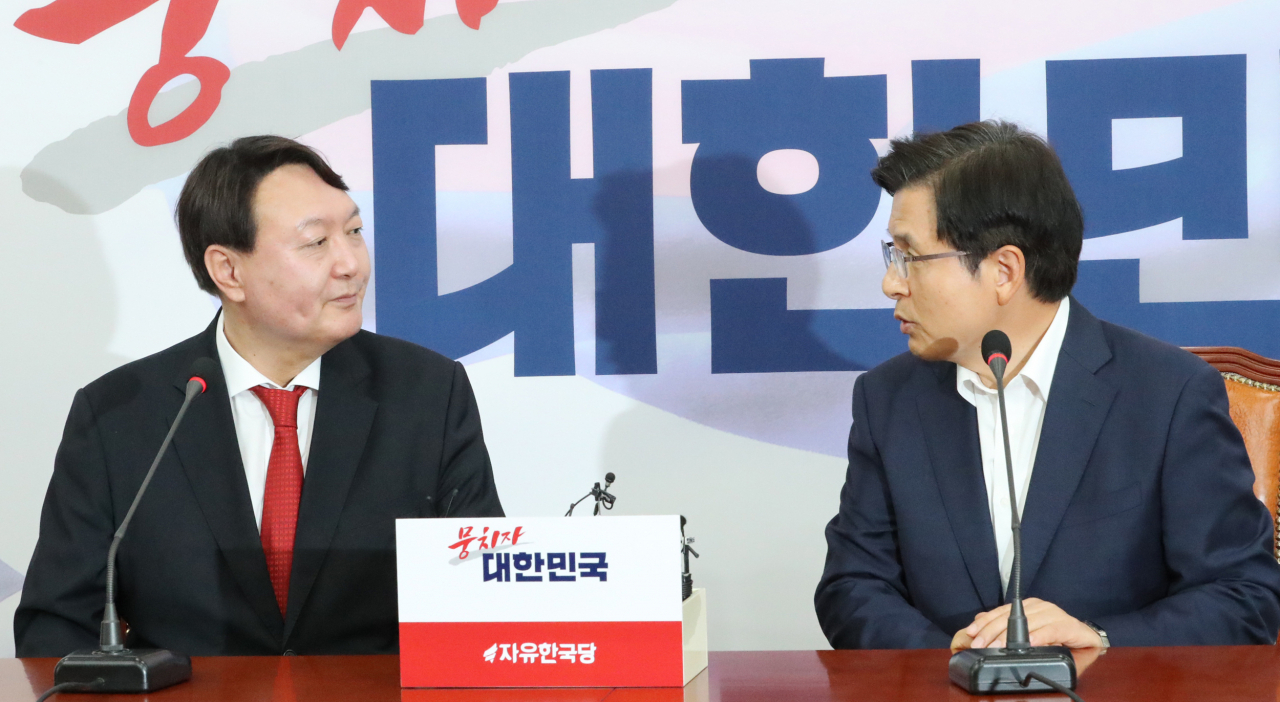 황교안 자유한국당 대표가 8일 여의도 국회에서 윤석열 검찰총장의 예방을 받은 뒤 이야기하고 있다. [연합]