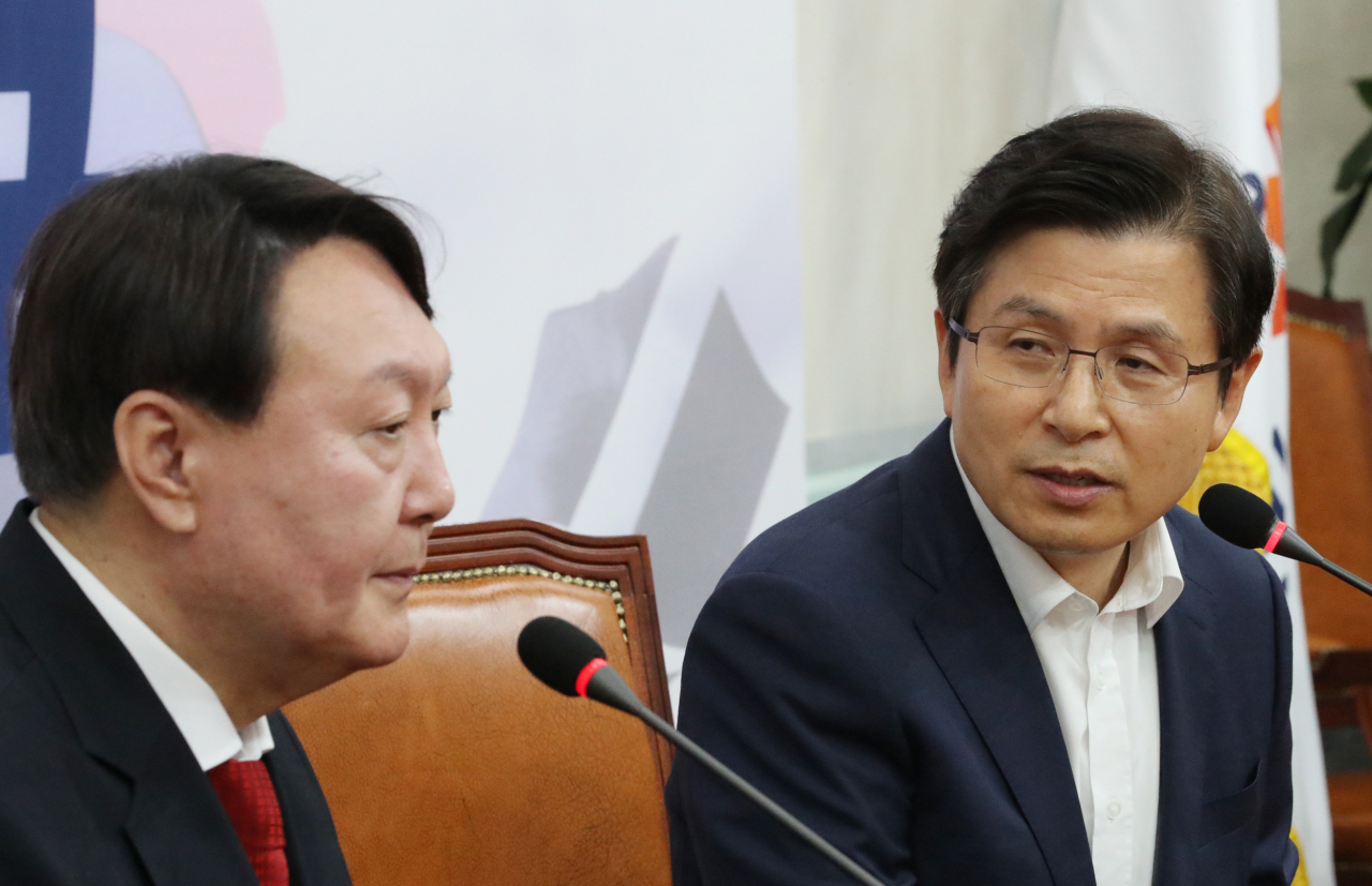 윤석열 검찰총장이 8일 여의도 국회에서 자유한국당 황교안 대표를 예방한 뒤 인사말을 하고 있다. [연합]