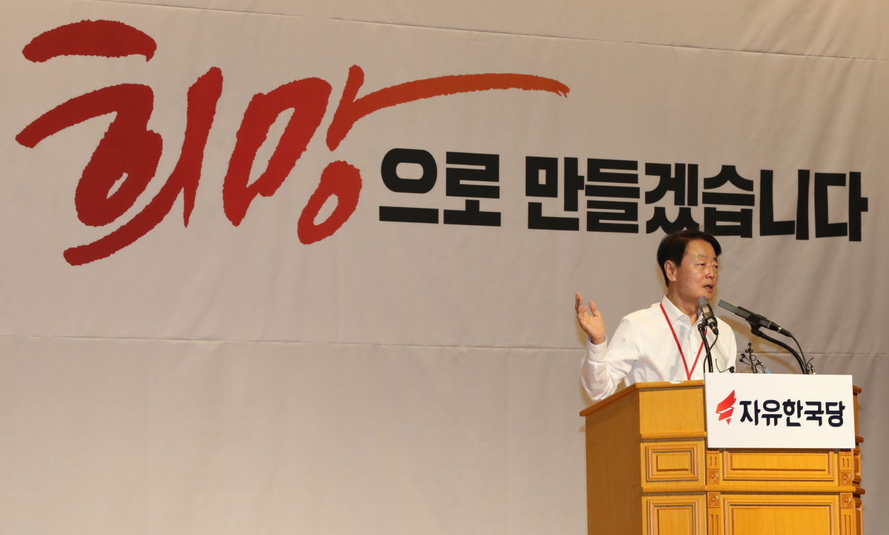 자유한국당 한선교 전 사무총장이 지난 5월 충남 천안시 우정공무원교육원에서 열린 국회의원·당협위원장 연석회의에서 인사말을 하고 있다. [연합]