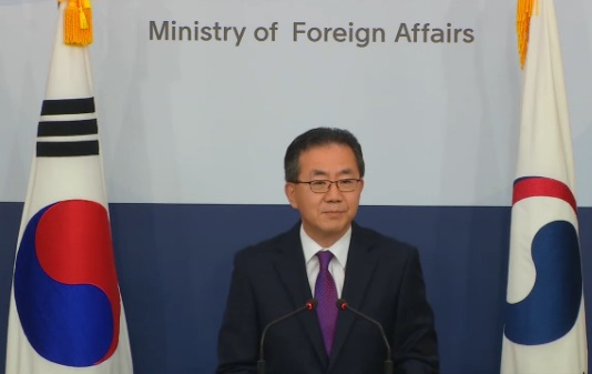 김인철 외교부 대변인은 8일 한국 전자여권의 일부가 일본 업체 제품으로 확인됐다며 2020년 하반기 도입하는 차세대 전자여권과 장비, 부품 선정시 경쟁력을 갖춘 제품을 도입하겠다고 밝혔다. [헤럴드DB]