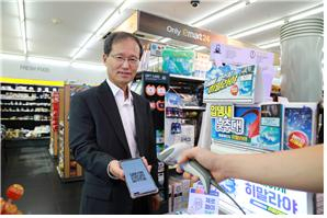 김한영 공항철도 사장이 지난 7일 검암역 편의점에서 제로페이를 사용하고 있다.