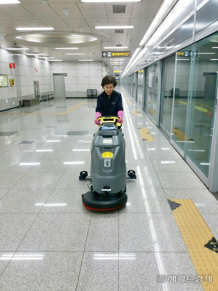 습식청소기로 승강장을 청소하는 모습. [서울교통공사 제공]
