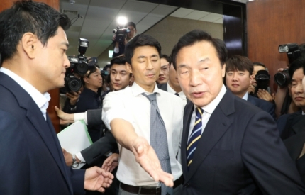 바른미래당 당 혁신을 요구하며 단식 농성 중인 권성주 혁신위원(가운데) 등이 지난달 22일 오전 국회에서 열린 최고위원회의를 마치고 이동하는 손학규 대표(오른쪽)를 막아서며 대화를 요구하고 있다. 왼쪽은 오신환 원내대표. [연합]