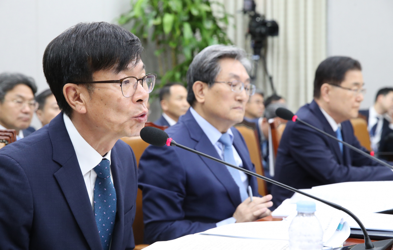 국회에서 6일 열린 운영위원회 전체회의에서 김상조 청와대 정책실장(왼쪽)이 의원의 질의에 답변하고 있다. [연합]