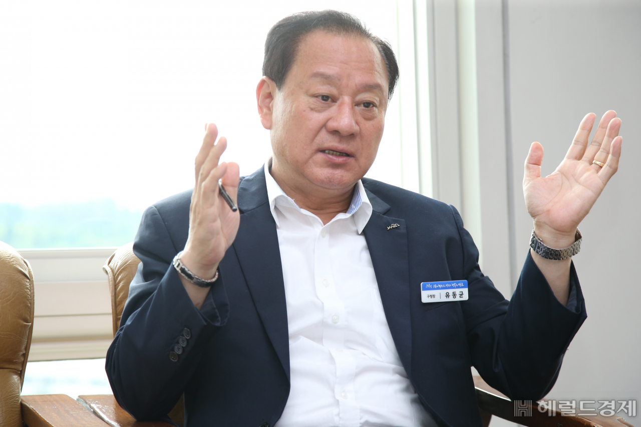 ‘가슴 따뜻한 구청장’ 유동균 마포구청장은 구청장이 되기 전부터 마포인재육성장학재단에 매달 10만원씩 내오던 장학금을 취임 뒤 매달 30만원으로 늘렸다. [마포구 제공]