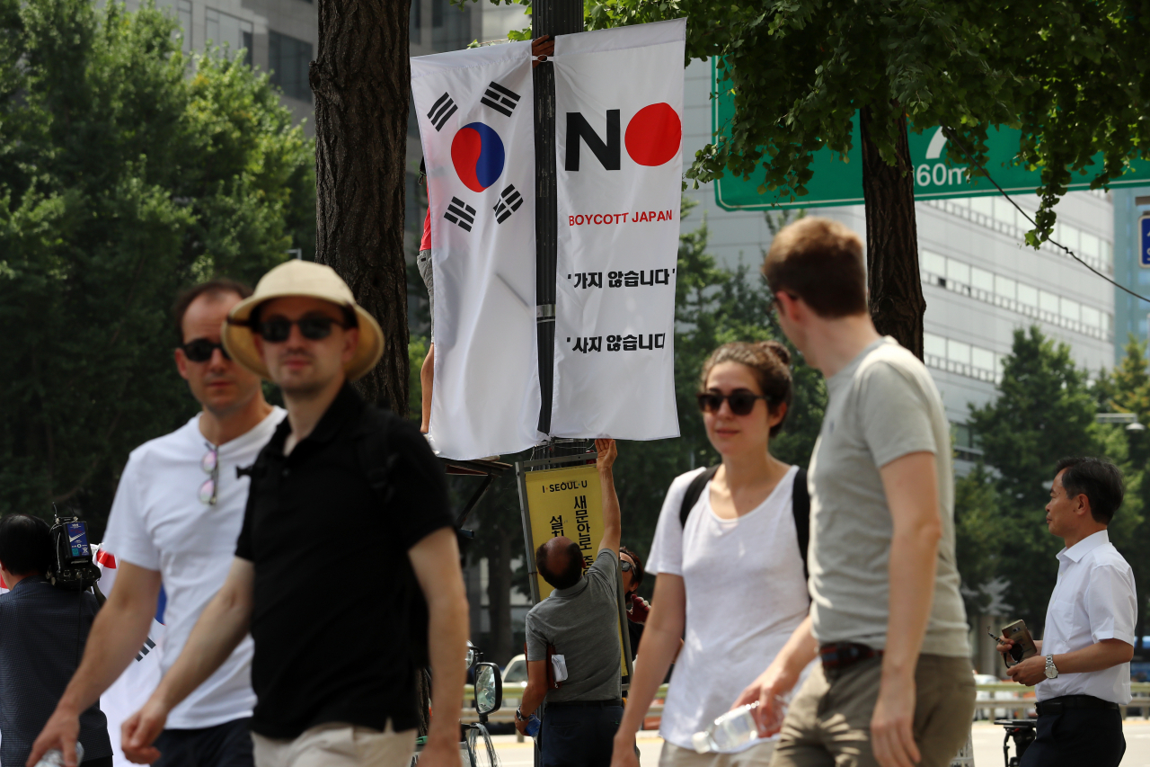 6일 오전 서울 중구 남대문로에서 중구청 관계자가 일본이 백색국가(화이트리스트)에서 한국을 제외한 것에 대한 항의의 뜻으로 '노(보이콧) 재팬' : 가지 않습니다 사지 않습니다'라고 적힌 배너기를 설치하고 있다. [연합]