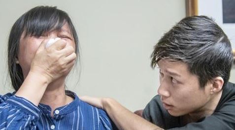 오열하는 장잉잉씨 어머니 리펭 예씨와 장씨의 동생 (AP=연합뉴스)