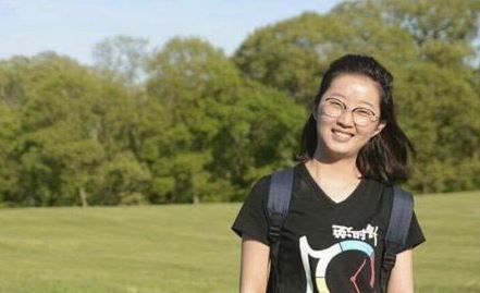 오열하는 장잉잉씨 어머니 리펭 예씨와 장씨의 동생 (AP=연합뉴스)