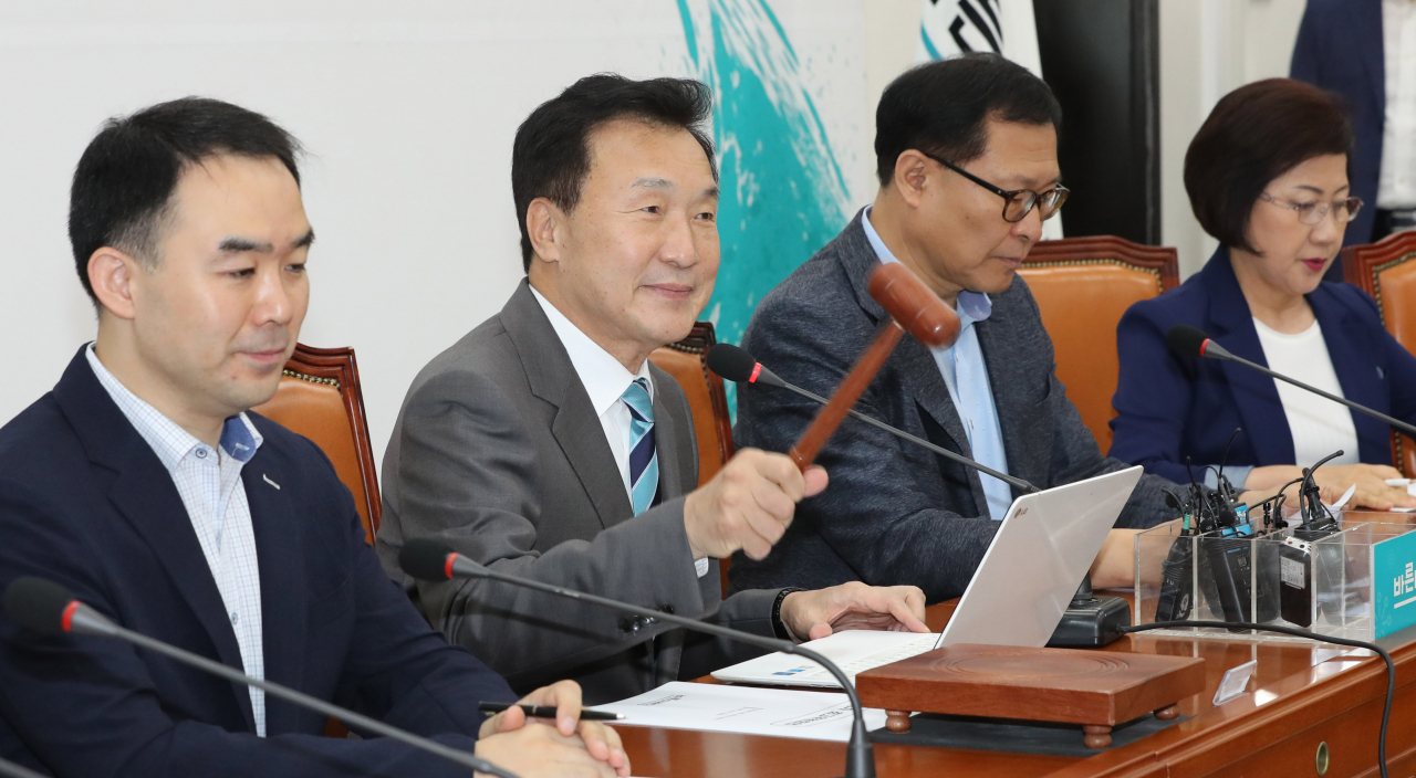 손학규 바른미래당 대표가 9일 오전 국회에서 열린 최고위원회의에서 의사봉을 두드리고 있다. [연합]