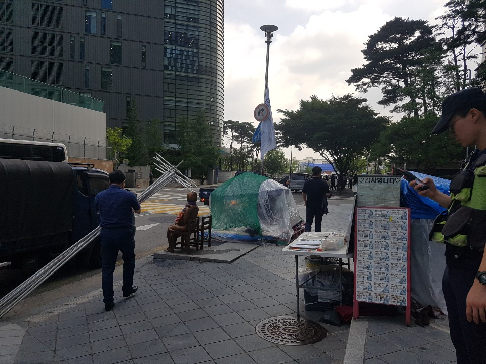 소녀상 옆에 설치된 천막.[사진=김성우 기자/zzz@heraldcorp.com]