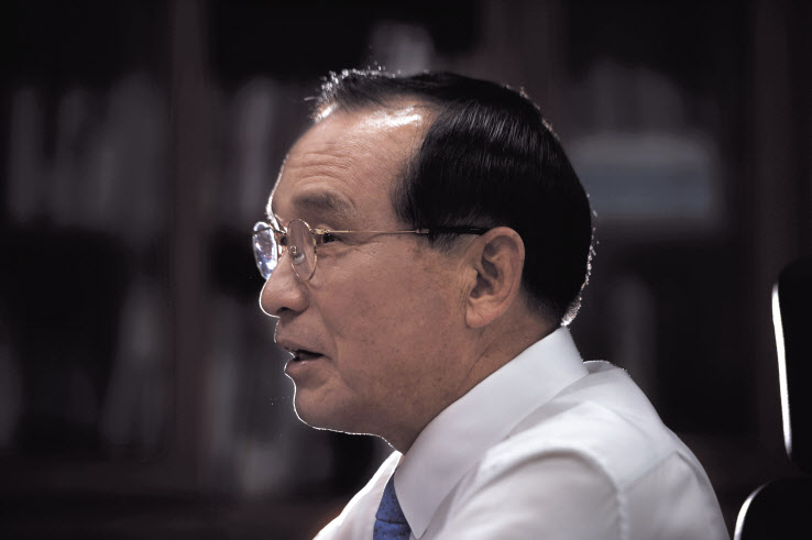 ‘장성’ 출신 김중로 바른미래당 의원은 군대는 군대 다워야 한다고 했다. 국민의 생명을 지키는 군인은 정신무장과 함께 투철한 사명감이 중요하다고 했다. 그런 점에서 김 의원은 최근의 군의 기강해이 문화를 아쉬워했다. 어려서부터 역사를 좋아하고, 지금도 책 읽는 것이 취미라는 그는 ‘강한 군’만큼이나 인문학적인 감성을 갖춘 ‘행복한 군’이 돼야 한다고 했다. 박해묵 기자/mook@heradlcorp.com