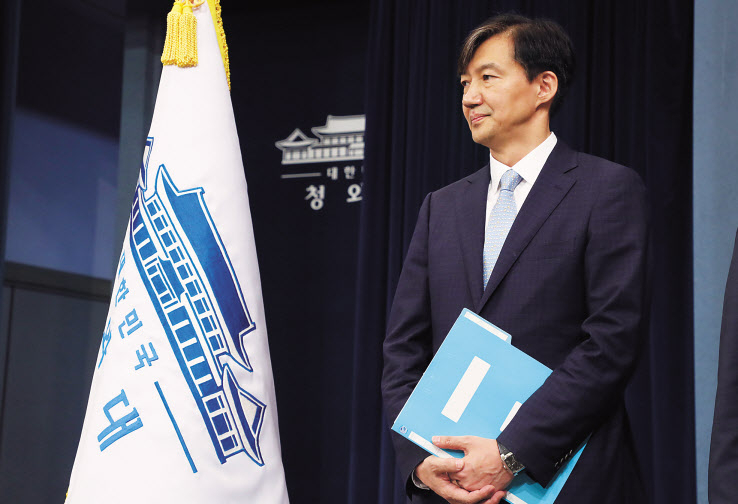 조국 전 민정수석이 법무부장관으로 지명되면서 문재인 정부의 핵심 국정과제인 검찰개혁이 더욱 가속화할 것으로 전망된다. 사진은 지난달 26일 청와대 수석 인선안 발표를 듣고 있는 모습. [연합]