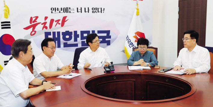 자유한국당 황교안 대표가 8일 오후 국회 당대표실에서 2020경제대전환위원회 자유로운 노동시장분과의 분과별 보고를 받고 있다. 왼쪽부터 김종석 의원, 김태기 단국대 교수, 황교안 대표, 임이자 의원, 김광림 의원. [연합]