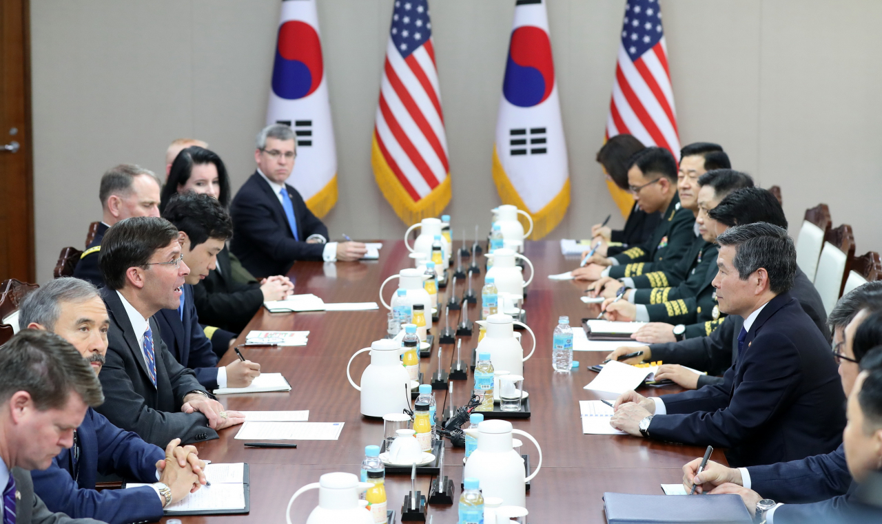 정경두 장관과 마크 에스퍼 미국 국방부 장관이 9일 서울 용산구 국방부에서 회담하고 있다.[연합]