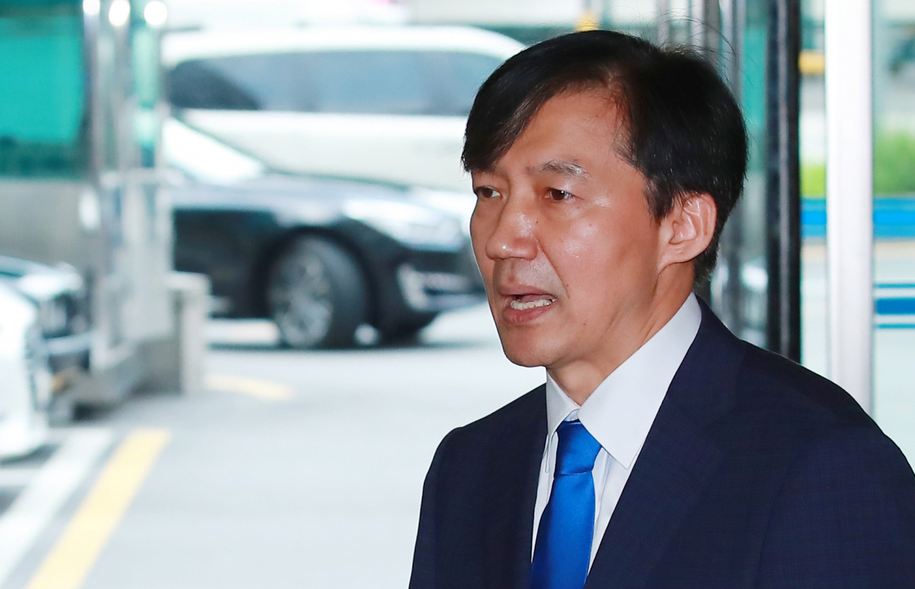 조국 전 청와대 민정수석이 9일 오후 서울 종로구 적선동 현대빌딩에 마련된 인사청문회 준비 사무실에 도착해 신임 법무부 장관 내정에 대한 입장을 밝히고 있다. [연합]