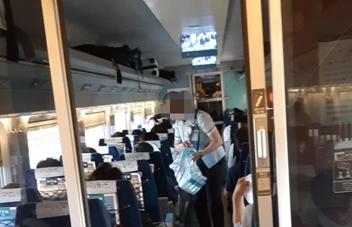 생수를 나눠주고 있는 승무원 [연합]