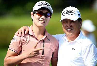 바이네르 김원길 대표와 프로골퍼인 아들 우현(왼쪽).