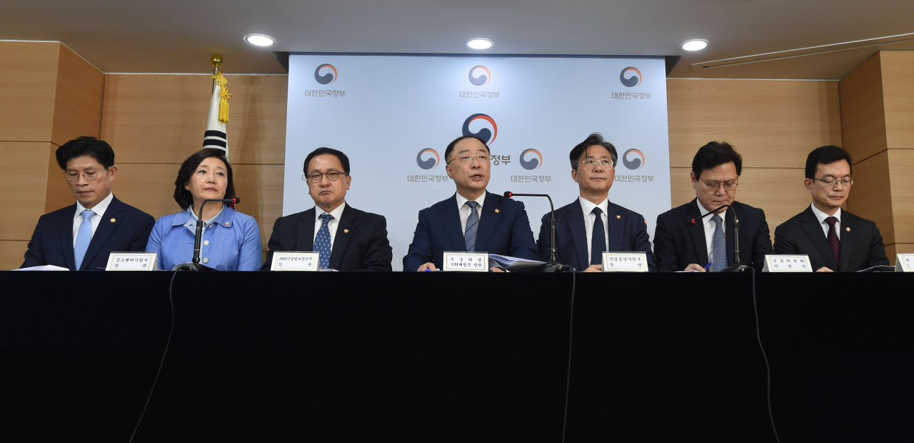 일본의 수출규제 시행으로 한일 양국 경제에 깊은 주름이 패이고 있는 가운데, 이번의 위기를 대일 의존도 축소 및 경제체질 개선의 계기로 삼아야 한다는 지적이 일고 있다. 홍남기 부총리 겸 기획재정부 장관이 지난달 2일 오후 광화문 정부서울청사에서 ‘일본의 백색국가 배제 등 수출규제 및 보복조치’와 관련 발표문을 낭독하고 있다. [기획재정부 제공]