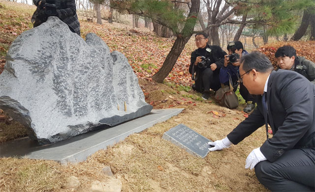 지난 2009년 네팔 히운출리 북별 직지루트 개척 등반 과정에서 실종된 민준영, 박종성 대원을 추모하는 조형물 제막식이 2018년 11월 청주시 고인쇄박물관 내 직지교 앞에서 열렸다. 박연수 전 직지원정대장이 묵념을 하고 있다. [사진=청주시 제공]