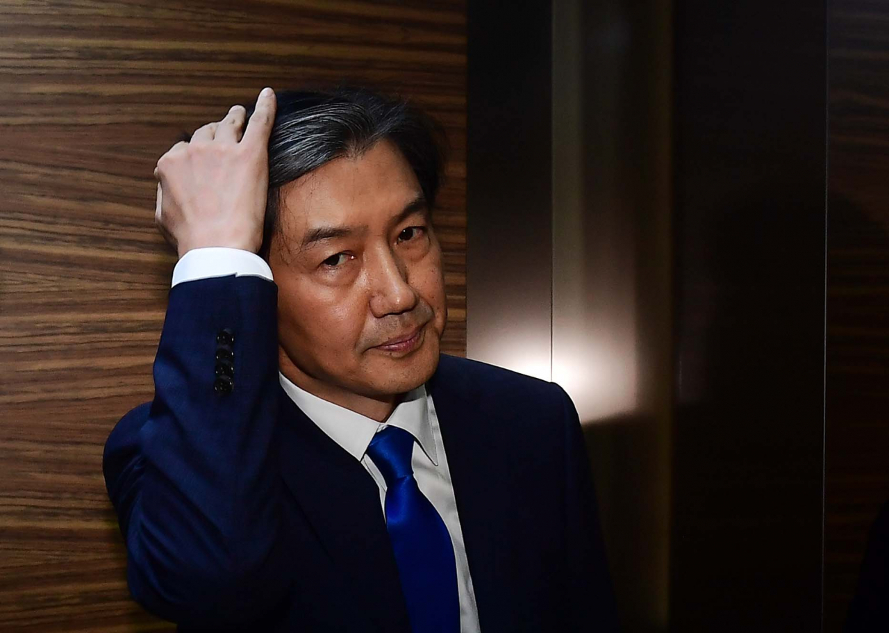 신임 법무부 장관에 내정된 조국 전 청와대 민정수석이 지난 9일 서울 종로구 적선동 현대빌딩에 마련된 인사청문회 준비 사무실에 도착해 엘리베이터에 탑승하고 있다. [연합]