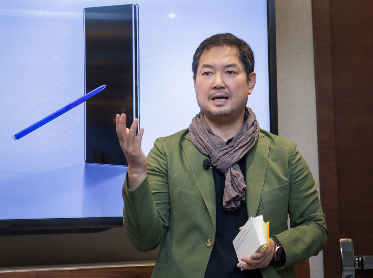 강윤제 삼성전자 무선사업부(IM) 디자인팀장(전무)이 지난 8일(현지시간) 미국 뉴욕 하얏트 센트릭 호텔에서 기자들을 만나 ‘갤럭시노트10'의 디자인에 대해 설명하고 있다. [삼성전자 제공]