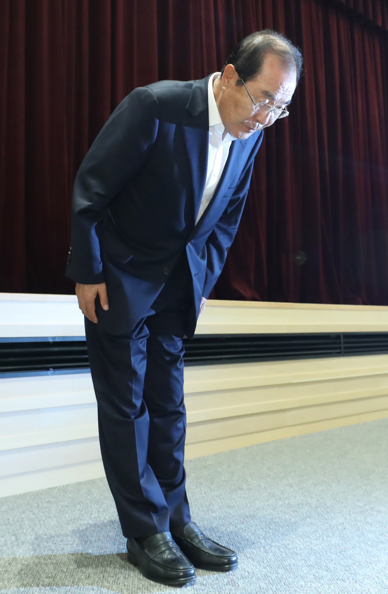 [사진=윤동한 한국콜마 회장이 11일 오후 서울 서초구 내곡동 한국콜마종합기술원에서 열린 대국민 사과 기자회견에서 고개 숙여 사과하고 있다. 연합뉴스 제공]