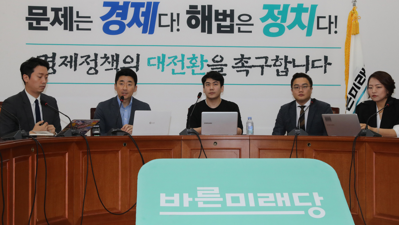 지난달 31일 오후 국회 바른미래당 원내대표실에서 열린 바른미래당 혁신위원회 간담회에서 권성주 혁신위원(왼쪽 두번째)이 모두발언하고 있다. [연합]